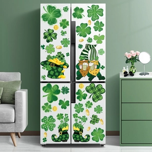 Détail de stickers St. Patrick avec gnomes et trèfles décorant un meuble vert élégant