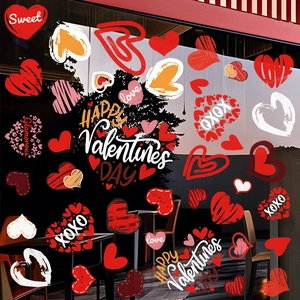 Detail von rosa Herz-Sticker am Café-Fenster für die Valentinstag-Dekoration