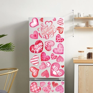 Valentinstag Aufkleber mit rosa Herzmotiven auf einem weißen Kühlschrank dekoriert