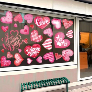 Detail von rosa und roten Valentinstag-Herz-Fensteraufklebern mit festlichem Schriftzug