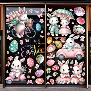Detail von Oster-Fensteraufklebern mit süßen Hasen in Autos und bunten Eiern