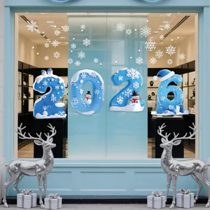 Symmetrische Fensterdeko mit blauen 2026 Aufklebern und silbernen Rentier-Requisiten