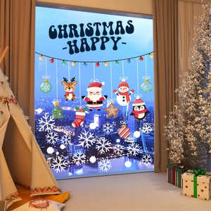 Details von Weihnachtsmann- und Rentier-Fensteraufklebern auf Glas mit Weihnachtsnacht