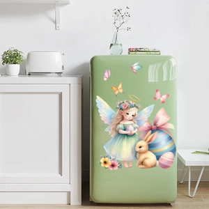 Adesivi pasquali con coniglietti e angeli sulla porta di un frigorifero verde chiaro