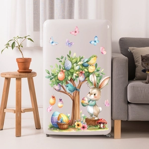 Detail von Oster-Fensteraufklebern mit Aquarell-Hase und Eiern auf weißem Kühlschrank