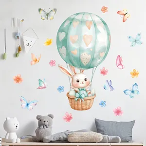 Détail d'autocollant mural lapin de Pâques en montgolfière sur un mur blanc