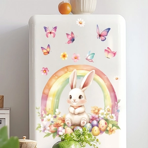 Détail de lapin de Pâques et stickers arc-en-ciel sur réfrigérateur blanc fleuri