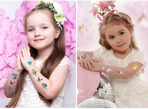 Détail de tatouages temporaires de fées et papillons colorés sur le bras d'un enfant