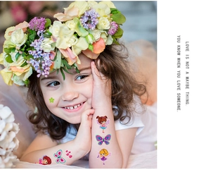 Gros plan de tatouages temporaires imperméables de fées et papillons pour enfants