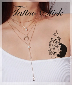 Tatuaggio temporaneo artistico con coppia che si bacia sul collo con collana dorata