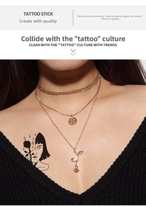 Dettaglio di un tatuaggio temporaneo impermeabile con viso di donna e rose nere