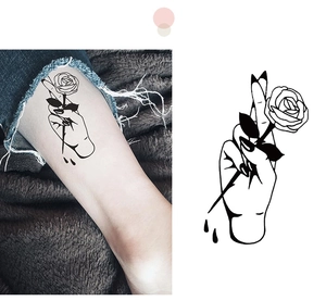 Adesivo per tatuaggio temporaneo con rosa nera minimalista con design e prova reale sul braccio