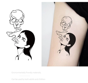 Dettaglio dell'adesivo per tatuaggi in bianco e nero con ritratto e teschio