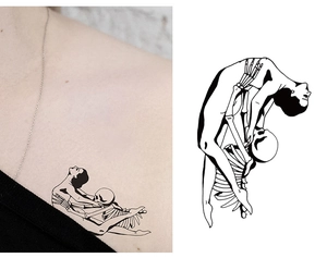 Dettaglio di tatuaggio temporaneo impermeabile con donna e scheletro sulla spalla