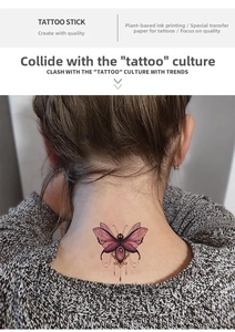Détail macro du tatouage temporaire de papillon violet imperméable sur le cou