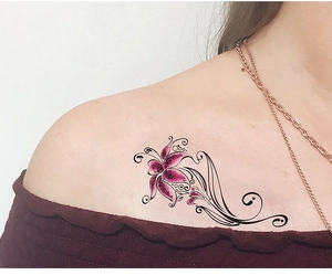 Détail de tatouage temporaire fleur de lys étanche sur la clavicule avec motifs élégants