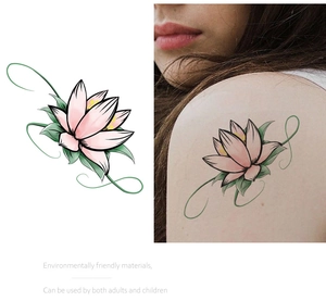 Tatouage temporaire lotus rose détaillé sur l'épaule avec un motif floral à la main