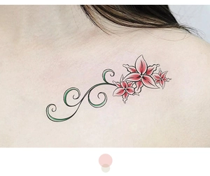Tatouage temporaire étanche avec fleurs roses et vignes vertes sur la clavicule