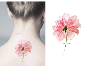 Détail d'un tatouage éphémère de fleur aquarelle rose sur le cou d'une femme