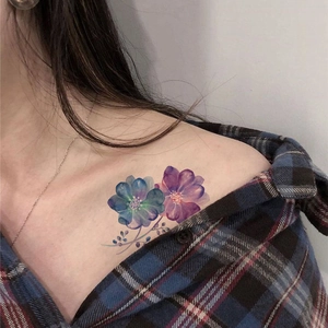 Tatouage temporaire étanche avec fleurs bleues et violettes sur la peau