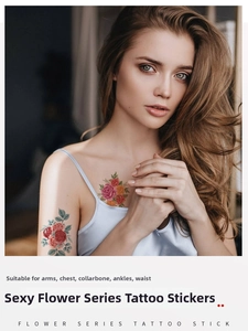 Tatouage temporaire floral imperméable avec roses rouges sur le bras et l'épaule d'une femme