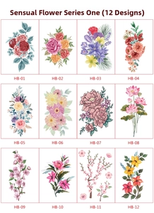 Détail de 12 modèles de tatouages floraux artistiques avec roses et tournesols en grille