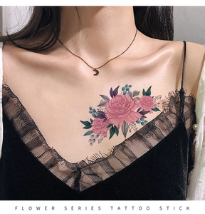 Détail d'un tatouage temporaire de fleur rose imperméable avec style artistique aquarelle