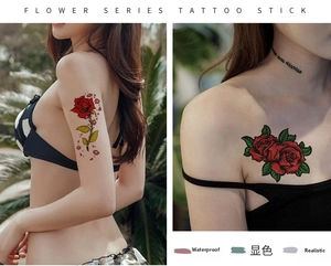 Detailansicht der wasserfesten roten Rosen-Tattoo-Aufkleber auf Arm und Schlüsselbein