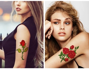 Detail von roten Rosen-Tattoo-Aufklebern auf dem Arm mit realistischem Blumen-Design