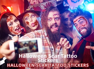 Cinq personnes portant des tatouages de cicatrices d'Halloween lors d'une fête festive