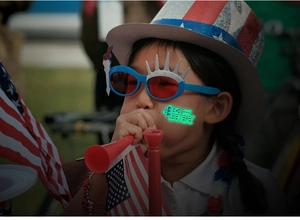 Dettaglio degli adesivi luminosi per il 4 luglio con cappello bandiera USA e decori
