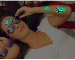 Tatuaggi temporanei luminosi con motivi USA per la festa dell'Indipendenza al buio