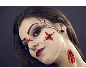 Détail de tatouages temporaires d'Halloween montrant des cicatrices sanglantes et toiles d'araignée