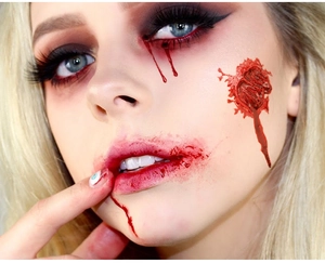 Tatouages d'Halloween réalistes avec larmes de sang et cicatrices sur un visage féminin