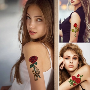 Realistische rote Rosen- und Totenkopf-Tattoos als Aufkleber auf Frauenarm und Körper