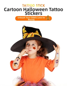 Dettaglio di tatuaggi di Halloween con zucca e fantasma sulla guancia di una bambina