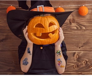 Tatuaggi di Halloween per bambini su braccia con zucca e sfondo festivo caldo
