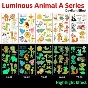Tatouages éphémères animaux phosphorescents pour enfants montrant l'effet de nuit