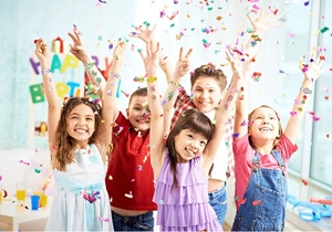 Enfants joyeux à un anniversaire portant des tatouages temporaires d'animaux colorés