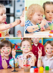 Gros plan de tatouages temporaires de montres colorées appliqués sur des bras d'enfants