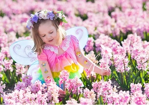 Détail du tatouage temporaire fée et papillon appliqué sur le bras d'un enfant au jardin