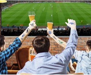 Tatouages temporaires de football pour enfants portés lors d'une fête de match de foot