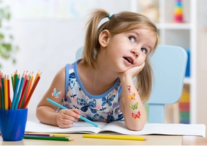 Gros plan de tatouages éphémères de papillons colorés sur le bras d'une fille en classe