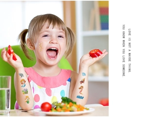 Detail von bunten Meerjungfrau-Tattoos für Kinder auf Gesicht und Armen eines Kindes