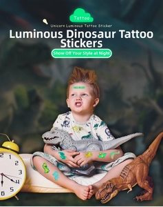 Tatouage temporaire de dinosaure lumineux pour enfant appliqué sur le bras d'un garçon