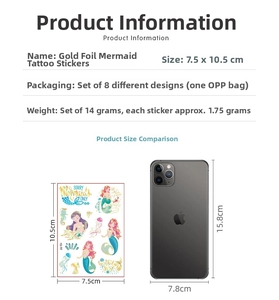 Comparaison de taille détaillée des tatouages sirène dorés à côté d'un smartphone
