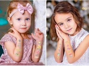 Gros plan de tatouages de sirène dorés au laser sur les bras d'enfants pour les fêtes