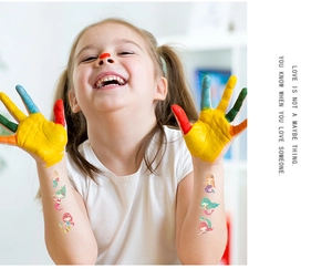 Détail de tatouages temporaires de sirène colorés sur bras d'enfant pour fête