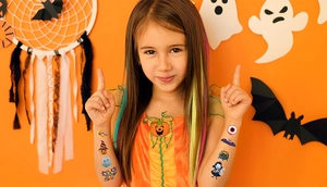 Détail de tatouages temporaires d'Halloween pour enfants appliqués sur les bras