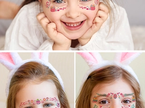 Détail de tatouages faciaux de Pâques colorés avec lapins et œufs sur le front et les joues